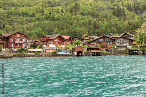 Typisch Schweizer Baustil; Häuser in Iseltwald am Brienzersee im Berner Oberland