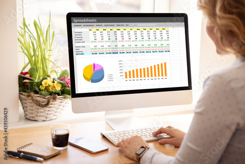 Tapety artystyczne Woman working with spreadsheets on desktop computer