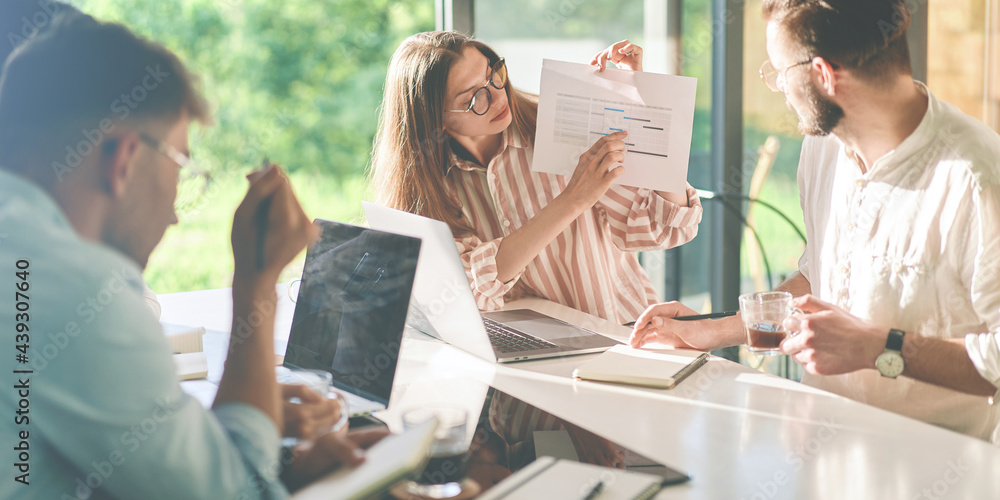 Fototapeta premium Front view of focused millennial woman making presentation