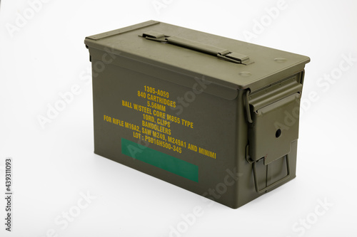 Papier peint Green metal ammunition bullets box on white background