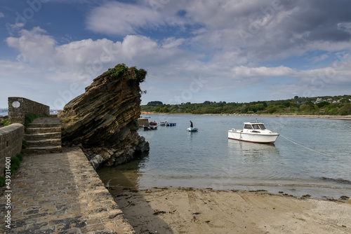 petit port de plaisance rustique  sur la rade de Brest en France avec ciel bleu et m  re calme avec voilier