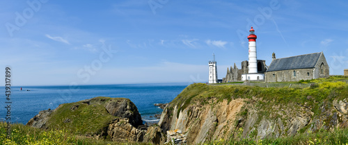 panoramique sur le phare blanc et rouge de la pointe Saint Mathieu et son Abbaye du Finistère en ruine sous un ciel bleu de Bretagne 