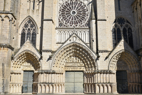 Portails gothiques de la cathédrale Saint-Pierre à Poitiers, France