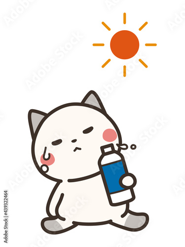 熱中症対策で水を飲む猫