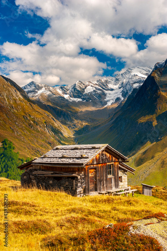Berghütte auf der Alm im Ahrntal in Südtirol