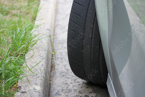 Car parking close to the kerb