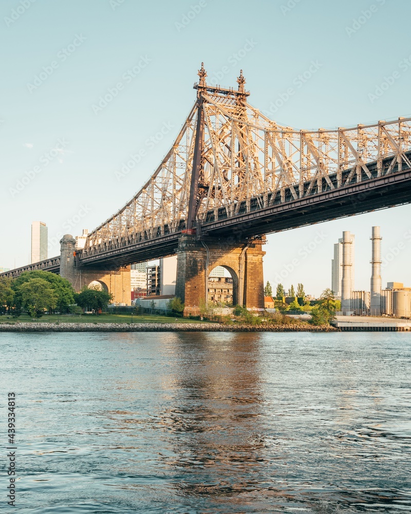 Obraz premium The Queensboro Bridge, seen from Roosevelt Island, New York City