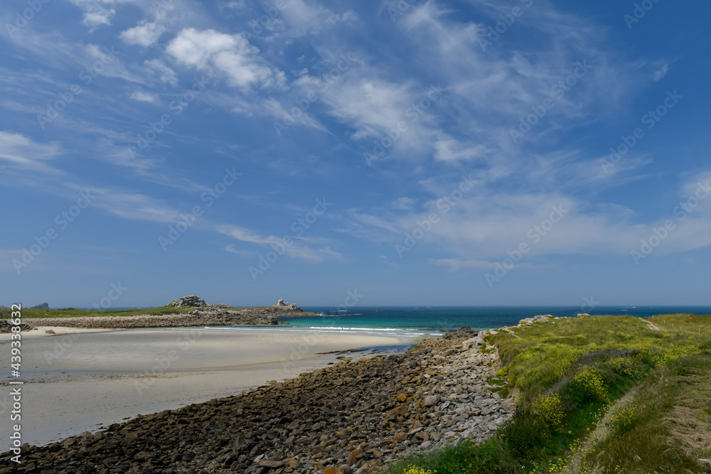 plage au sable blanc sous le ciel bleu de Bretagne dans le Finistère le long d'un chemin de randonné