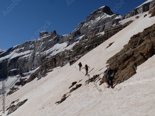Alpinistes en montagne dans les Pyrénées à la brèche de Roland dans le cirque de Gavarnie sur la neige et la glace