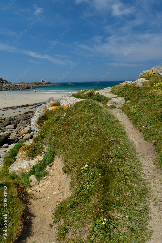 plage au sable blanc sous le ciel bleu de Bretagne dans le Finistère le long d'un chemin de randonné