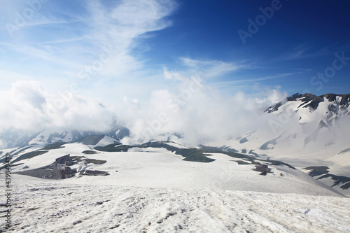 室堂山より室堂平を望む