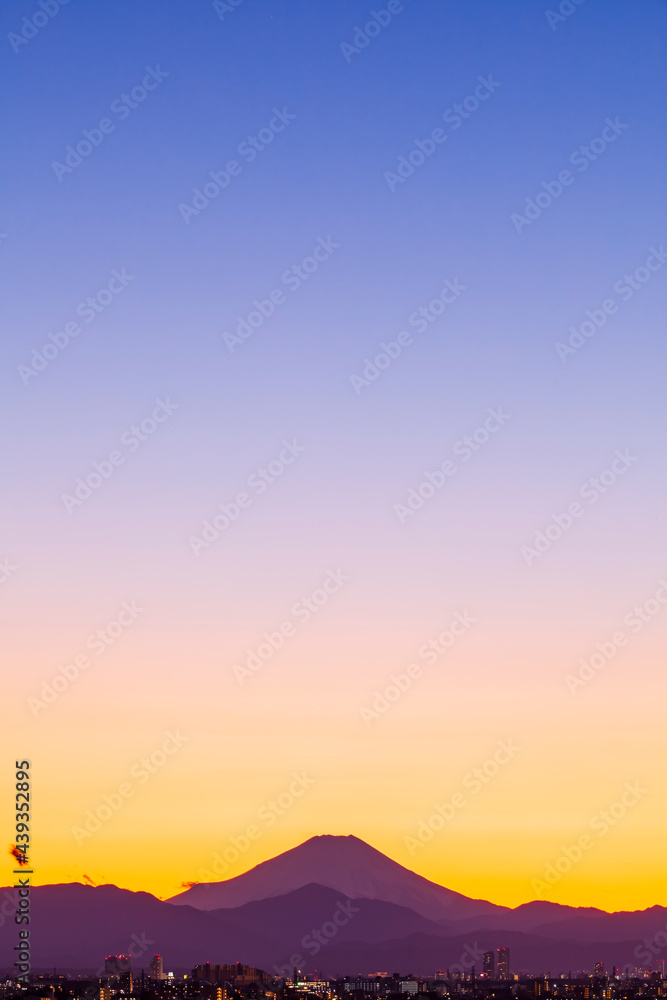 Fototapeta premium 夕焼けの空と富士山