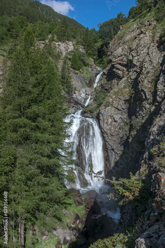 Torrent  des Lauzi  res    cascade du Parc National des Ecrins en   t     Hautes-Alpes   France