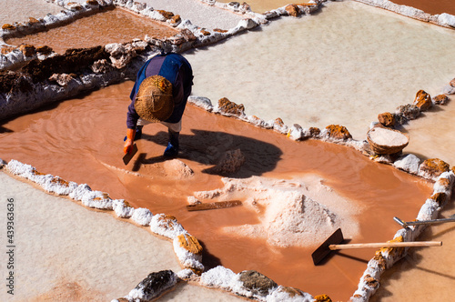 Konstfotografi Female worker in Maras salt mines in Cusco, Peru

Artisanal salt extraction in S