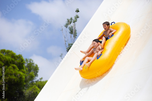 Canvastavla kids having fun sliding in water park