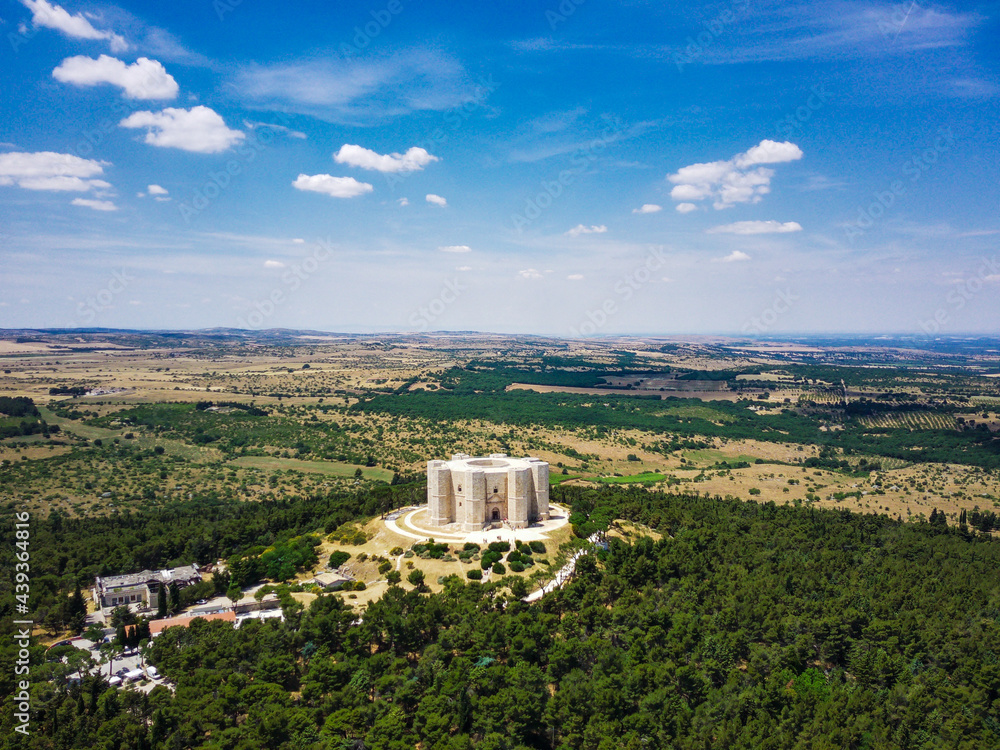 Vista aerea di castel del monte, patrimonio unesco, puglia - obrazy, fototapety, plakaty 