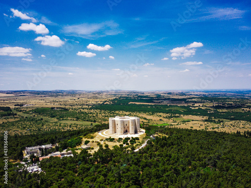 Vista aerea di castel del monte, patrimonio unesco, puglia