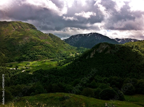 Valle verde en el norte de los Pirineos, Pirineos franceses (Borce, Francia). Paisaje natural del lado norte de los pirineos de principios de verano.