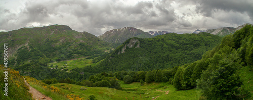 Pirineos en un nublado día tormentoso de junio desde el lado norte (Borce, Francia). Paisaje de alta montaña donde se mezclan laderas boscosas y praderas. photo