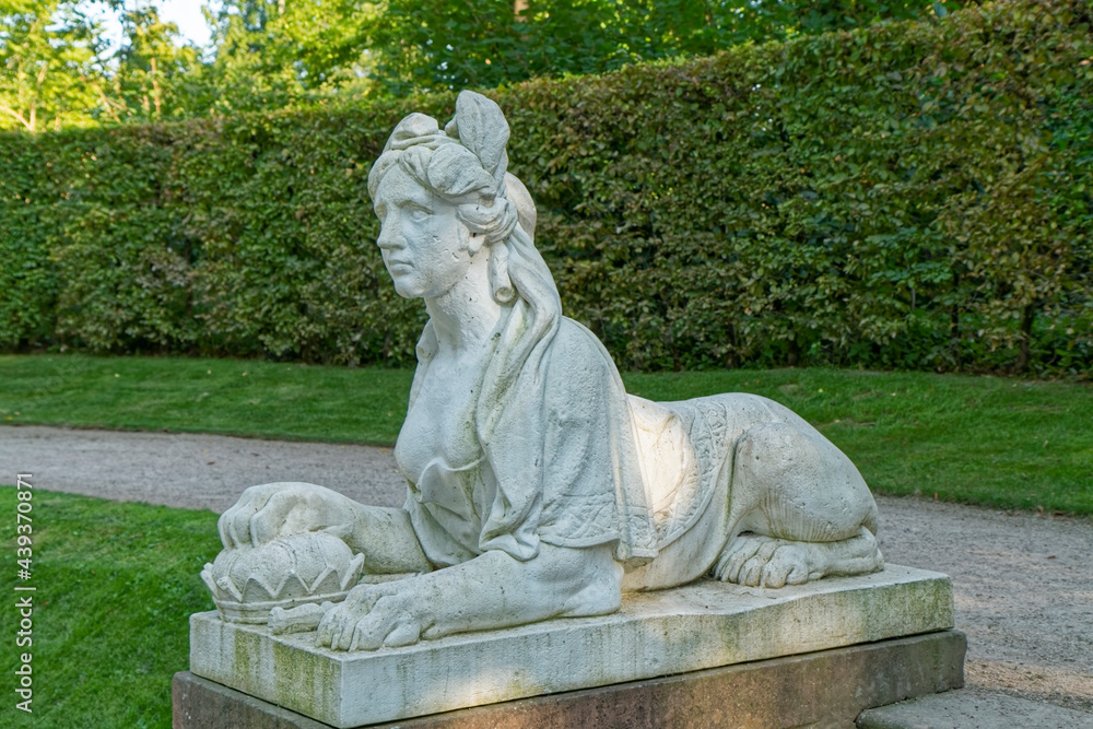 Obraz premium Sculpture of a lion with a half-naked woman's head.