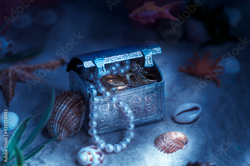 Schilderij op canvas Fantasy on the theme of treasures lying on the bottom of the sea or ocean