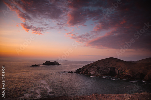 un hermoso atardecer en Perú