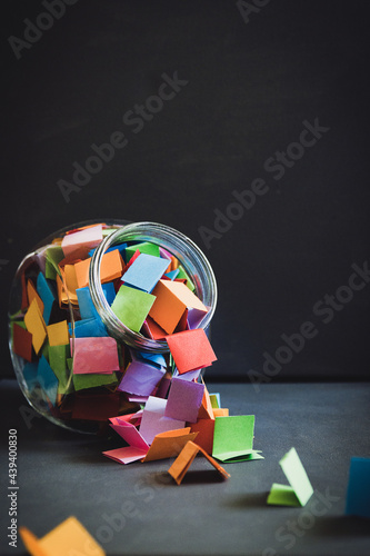 Glas mit bunten Losen