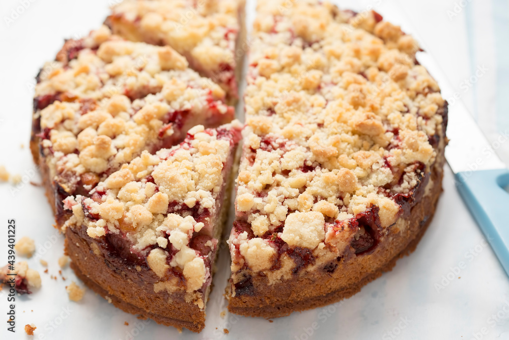 Strawberry yoghurt cake with crumble Strawberry yoghurt cake with crumble