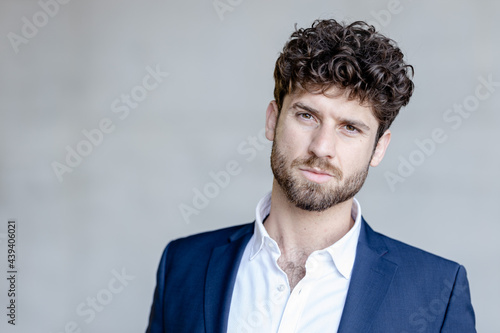 Konstfotografi Geschäftsmann mit lockigem Haar schaut in die Kamera
