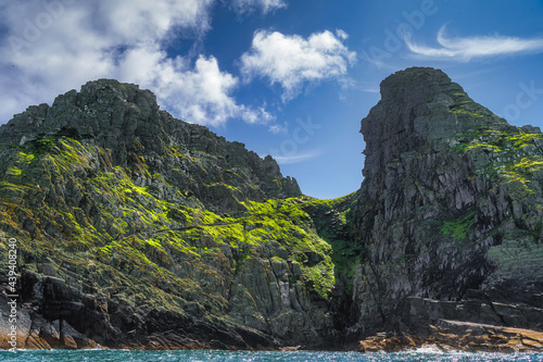 Foto Steep, dangerous stairs on the cliff to back pier of Skellig Michael island wher