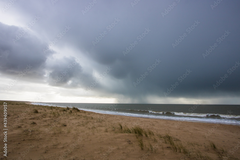 plage de sable de Vendée sous un ciel d'orage et d'averses