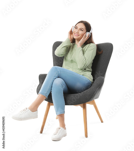 Young woman listening to mu...