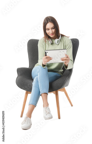 Young woman using tablet co...