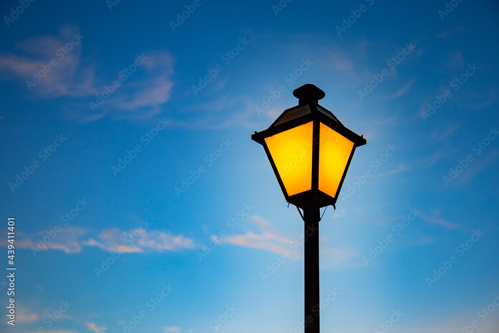 Detalhe da iluminação de estilo colonial na cidade de Pirenópolis com céu ao fundo.