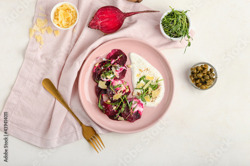 Foto Composition with delicious beetroot carpaccio on light background
