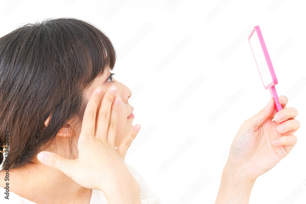 肌荒れをケアする若い女性 肌荒れをケアする若い女性