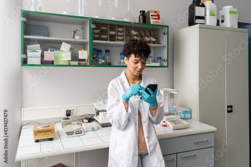 Wallpaper Mural Researcher Using Smartphone Torontodigital.ca