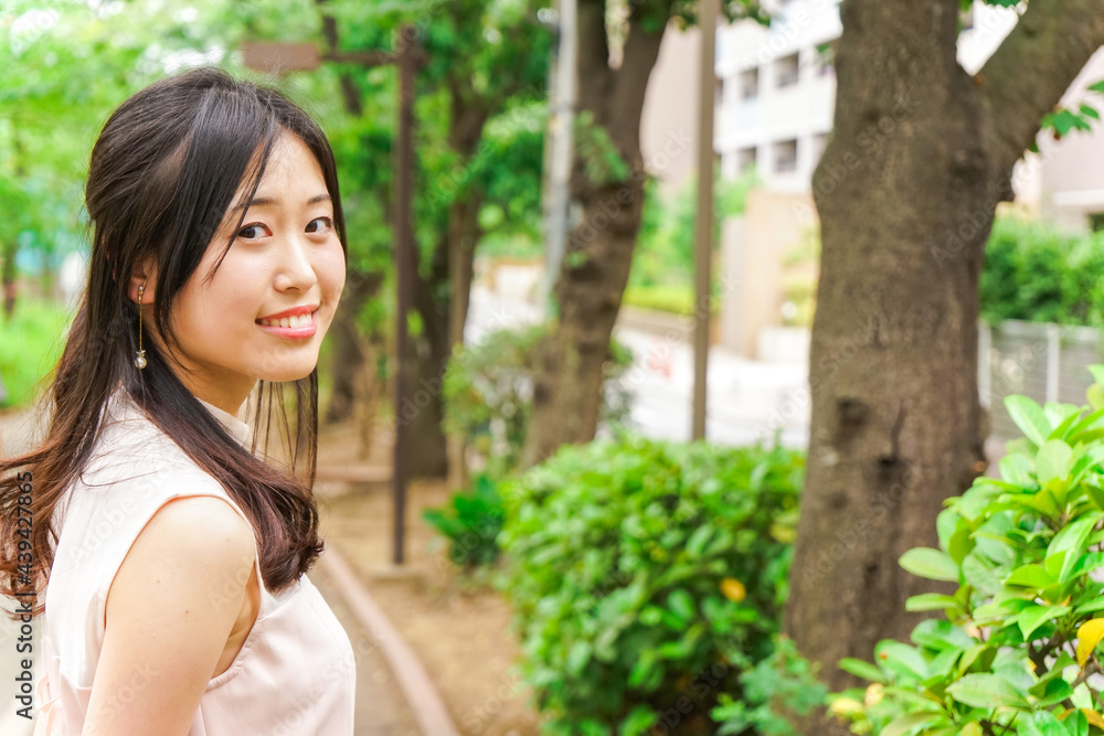 デートの待ち合わせをする若い女性 デートの待ち合わせをする若い女性