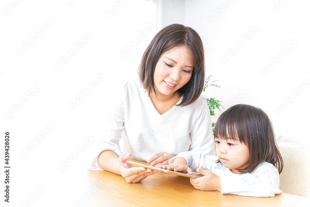 スマホを使う子ども