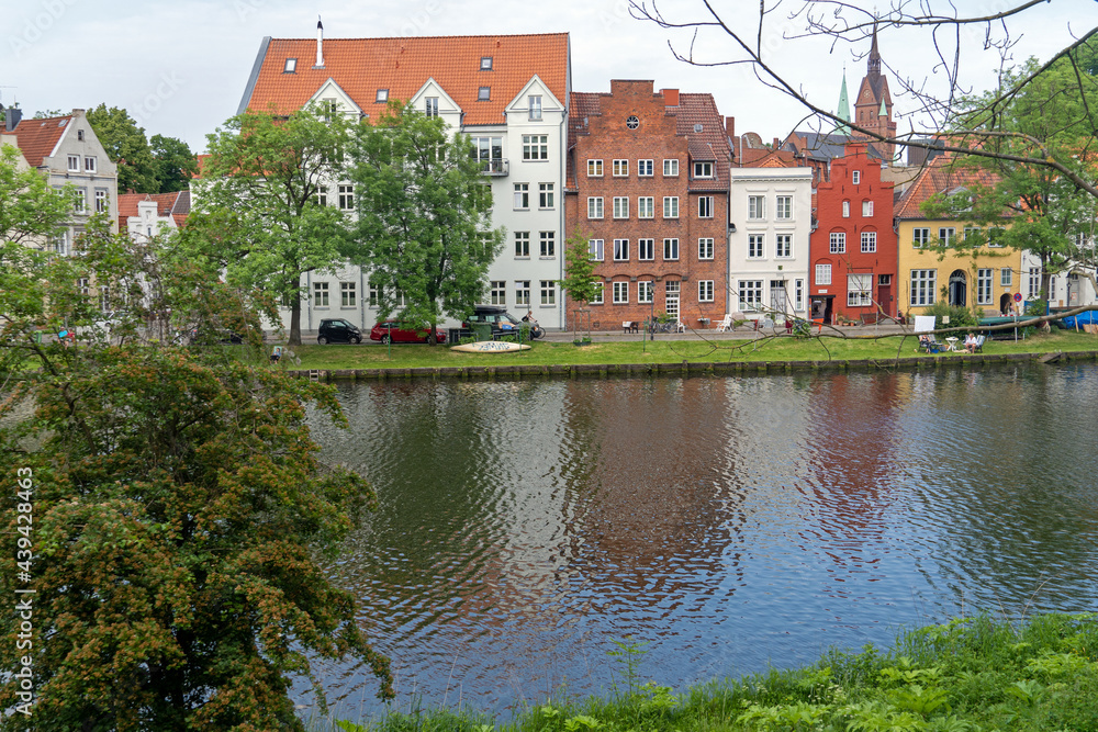 Fototapeta premium Entlang der Trave in Lübeck