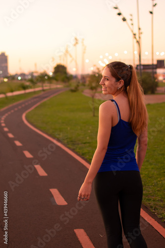 hermosa joven mujer caminando para hacer ejercicio al aire libre 