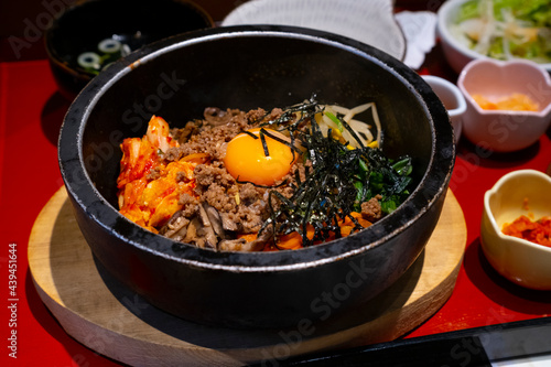 Stone-grilled bibimbap with plenty of vegetables from a yakiniku restaurant