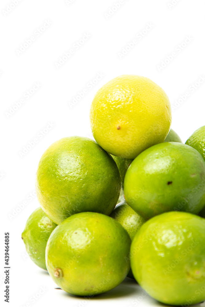 Grupo de limones verdes con fondo blanco Grupo de limones verdes con fondo blanco