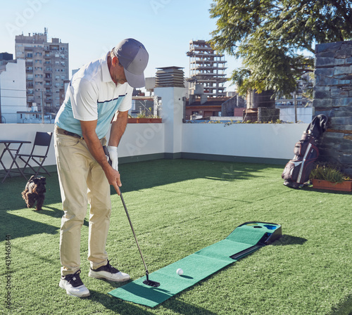 Hombre juando mini golf