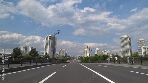 東京ドライブ車窓　郊外　浦安付近のマンション群　青空と雲 photo