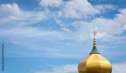 Foto Moon and star of a Mosque with blue sky.
