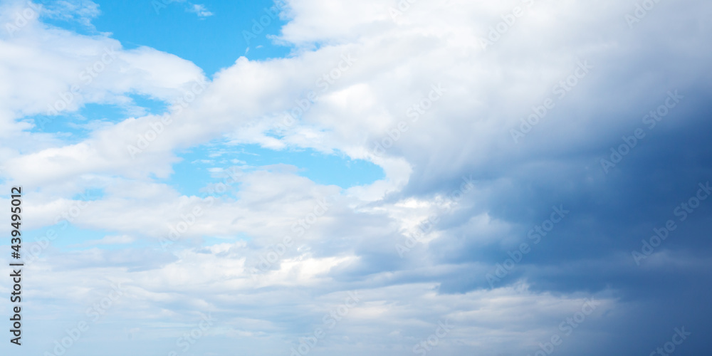Obraz premium Blue sky with white cumulus clouds on a daytime