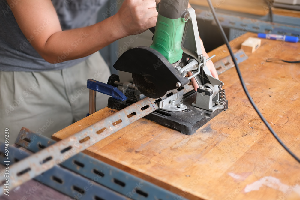 Craftsmen use iron cutters to assemble DIY projects during the holidays Craftsmen use iron cutters to assemble DIY projects during the holidays