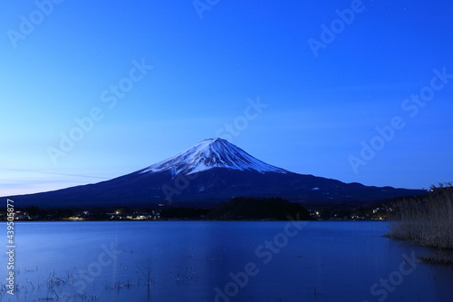 夜明けの富士山 山梨県河口湖畔の大石公園にて