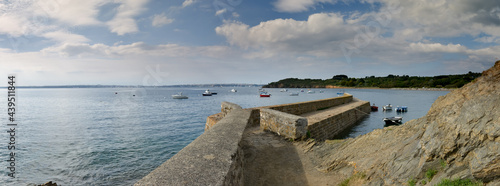 Obraz na płótnie petit port de plaisance rustique en vue panoramique sur la rade de Brest en Fran